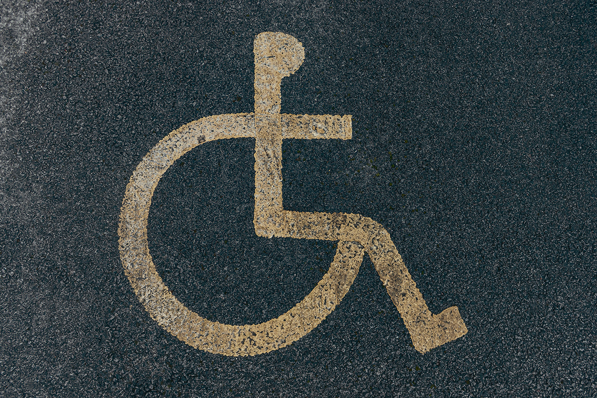 vzw tolbo toegankelijkheid - foto van een parkeerplaats voor mensen met een beperking