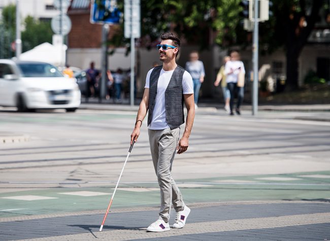 Tolbo integratie blinde man loopt over straat